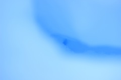 マクロで写す厚い雲の中の一点の青空