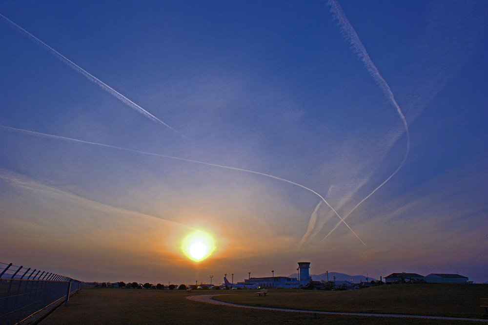 無数の飛行機雲