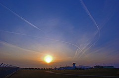 無数の飛行機雲
