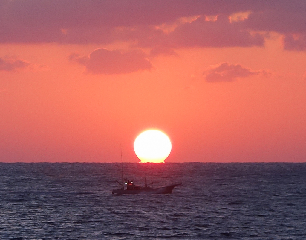 船と夕陽