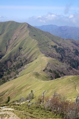 剱山より次郎笈を望む