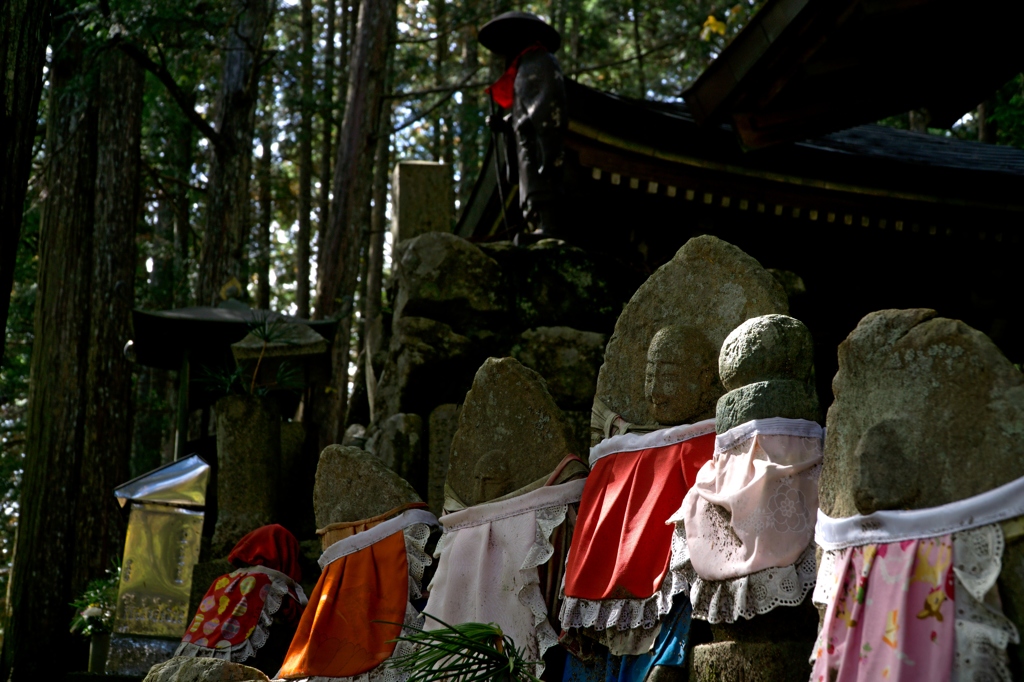 高野の赤　親鸞上人墓標