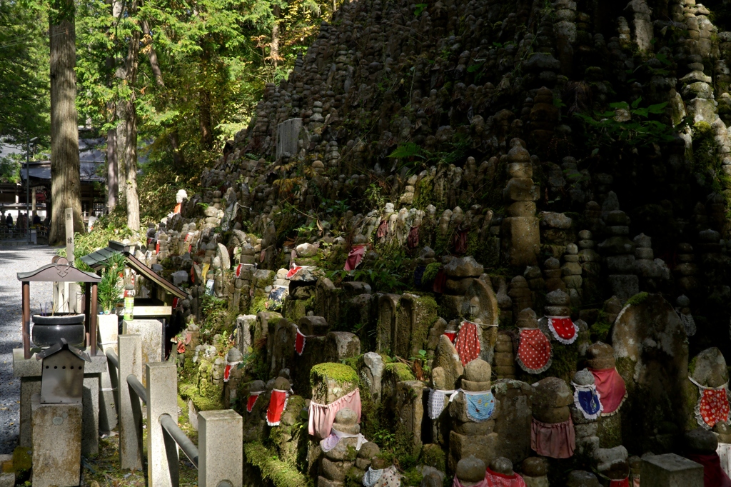 高野の赤　無縁塚