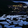 蒼く染まる海と棚田