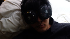 眠る人