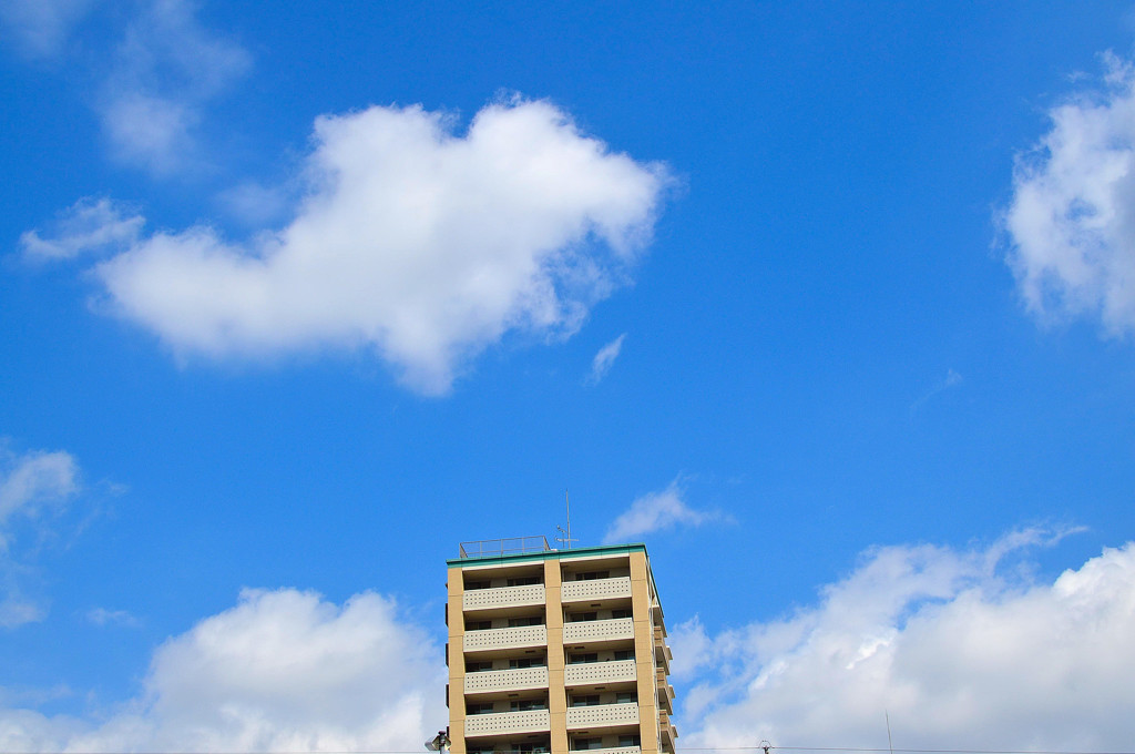 ビルと空と雲