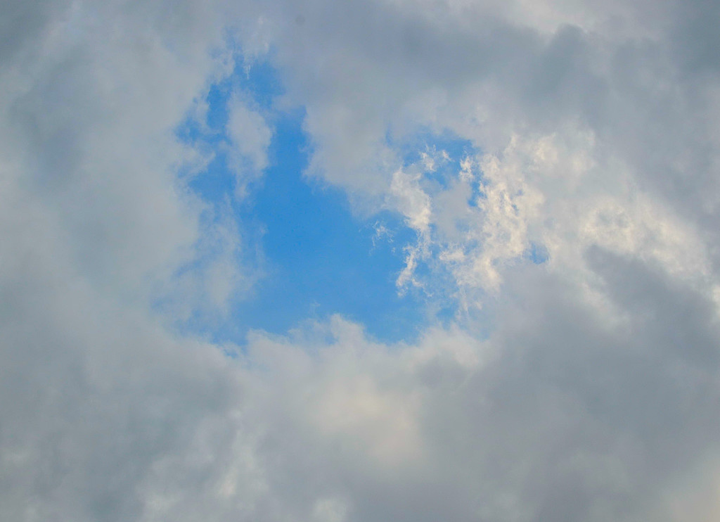 雲間から覗かせる青い空池