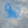 雲間から覗かせる青い空池