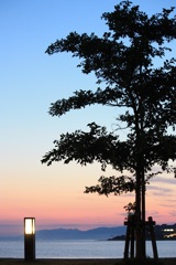 湖畔の夕暮れ