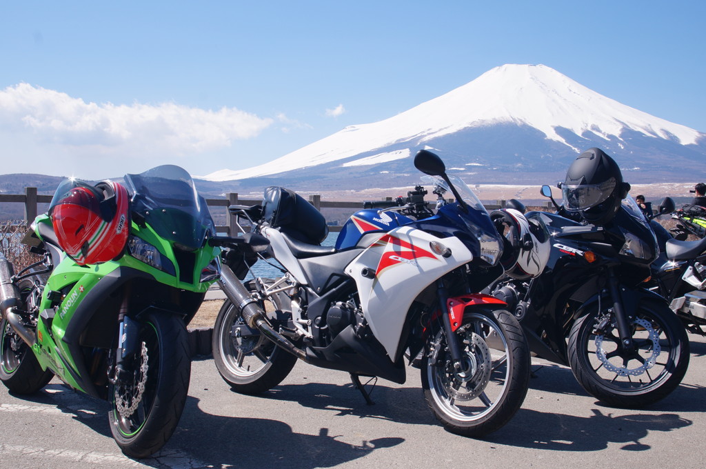 山中湖から富士山をバックに
