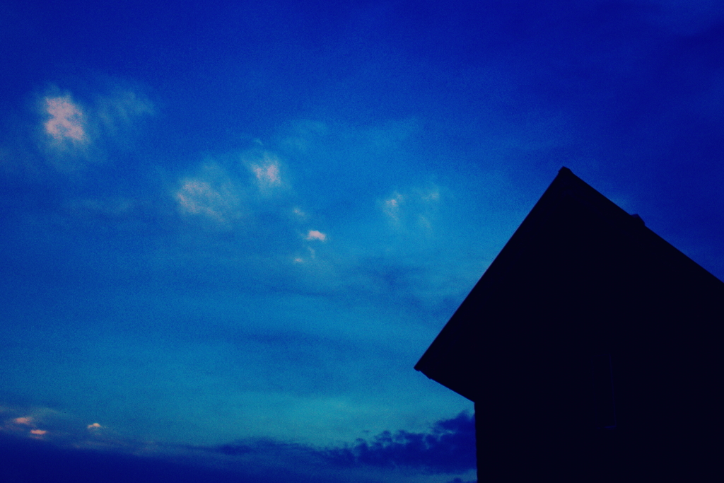 夕闇せまる空に雲