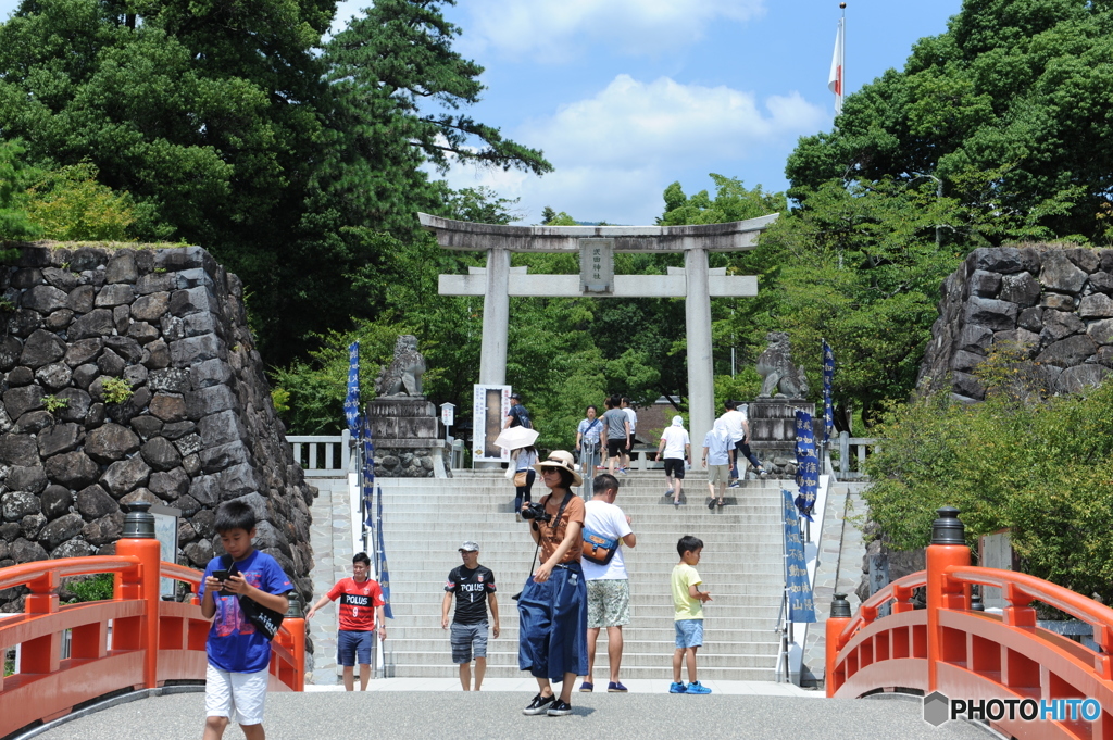 神社の賑わい