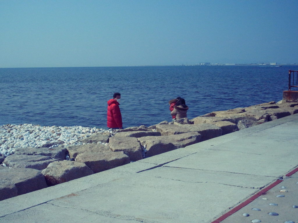 海辺で遊ぶ親子