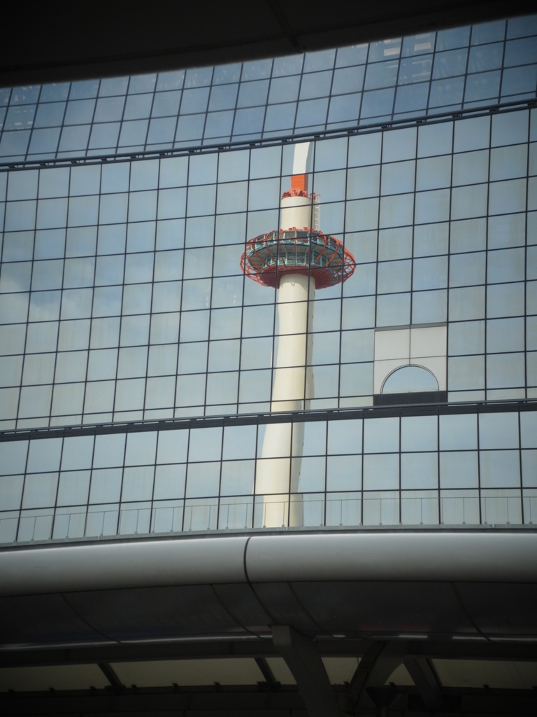 本日の映りこみ京都タワー。