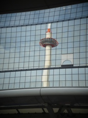 本日の映りこみ京都タワー。