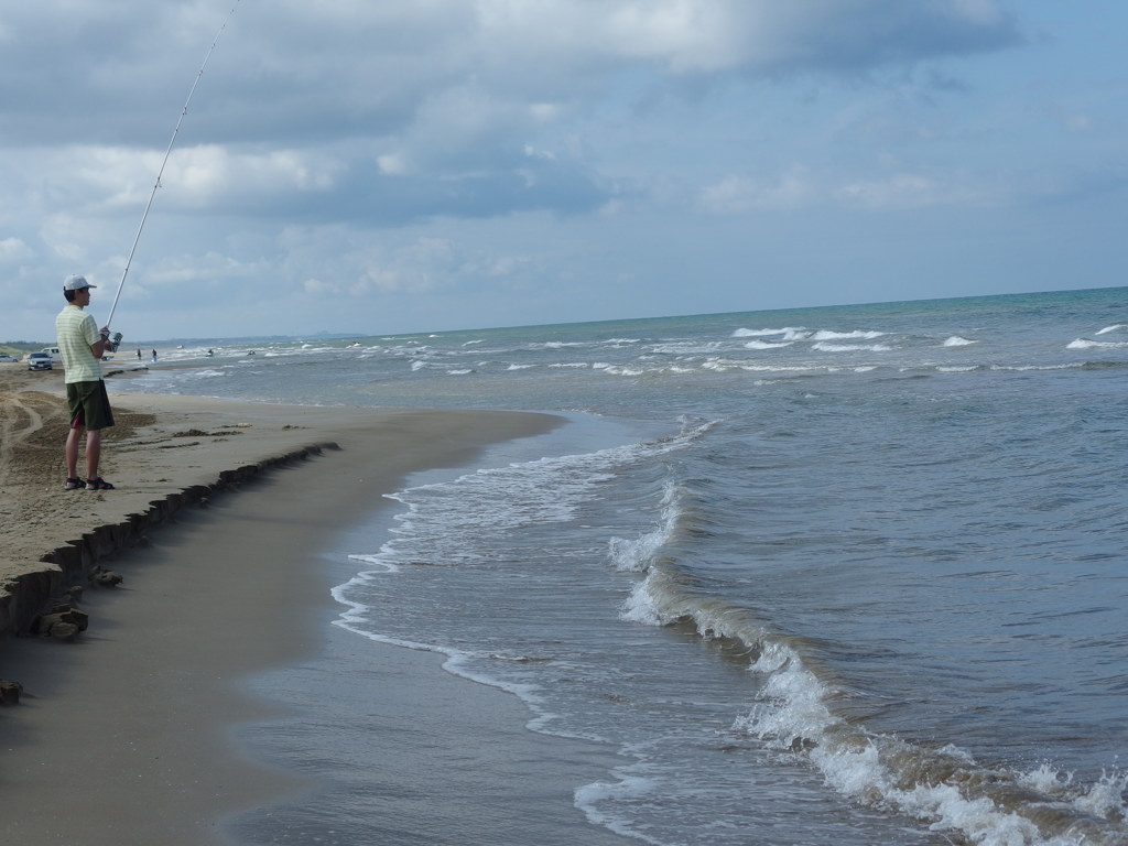 なぎさの釣り人。