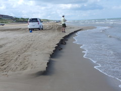 なぎさの釣り人。