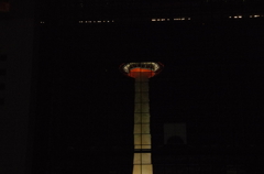 夜の映りこみ京都タワー。