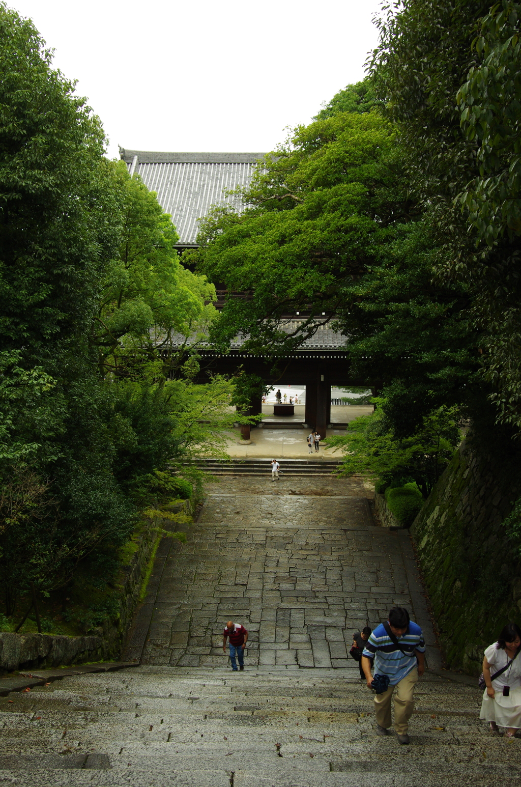 知恩院を訪れる人々。