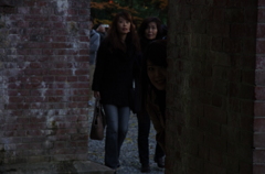 覗き込む女性。