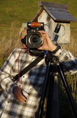 ファインダーを覗く人。