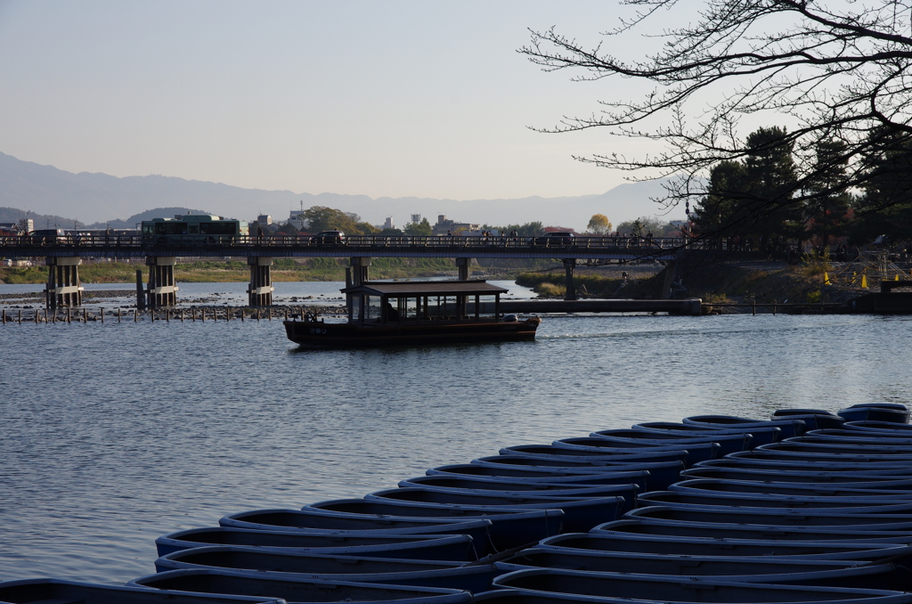 渡月橋と船