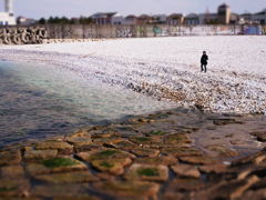 海辺で遊ぶ子供（２）