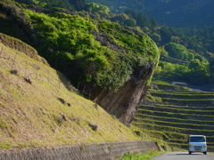 巨石と軽トラック　①