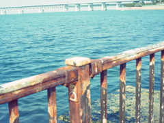 連絡橋と錆びついた手すり