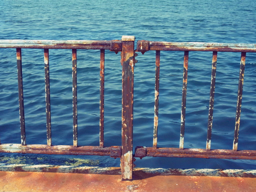 錆びついた手すり