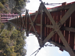吊り橋の裏