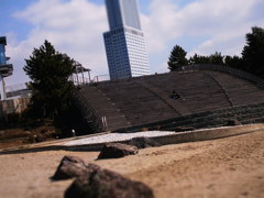 ゲートタワービルと階段に座り込む人