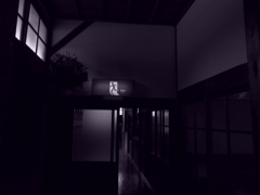 真っ暗な非常口