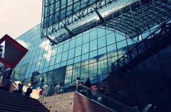 地上に向かって。