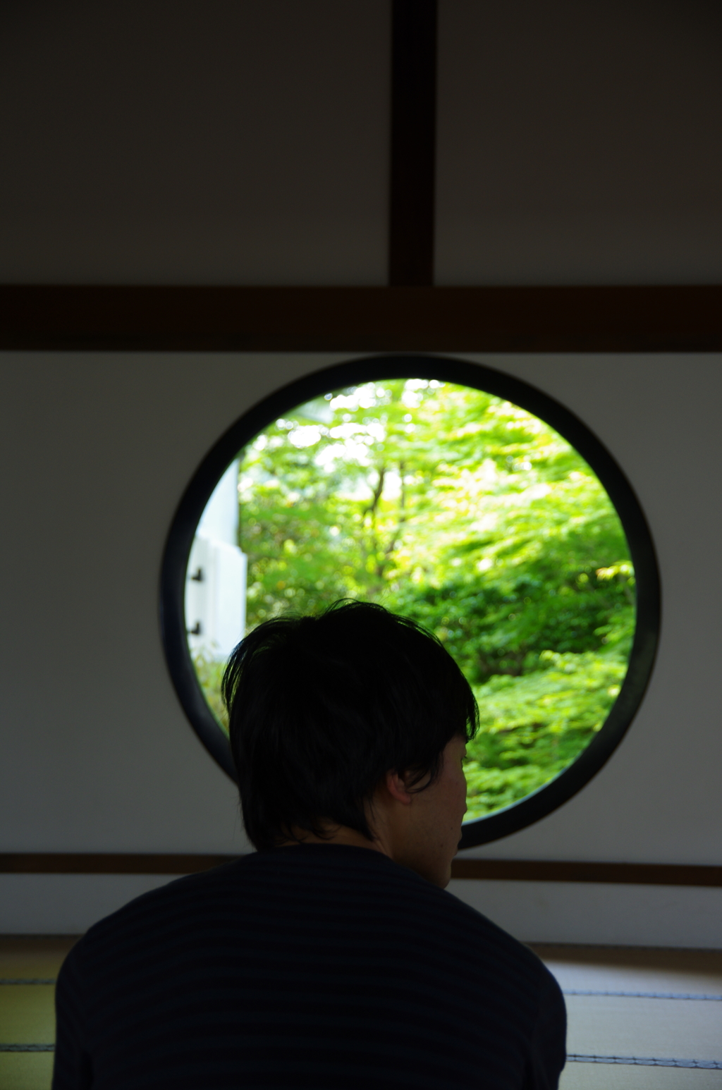 心の窓をとおして眺める。