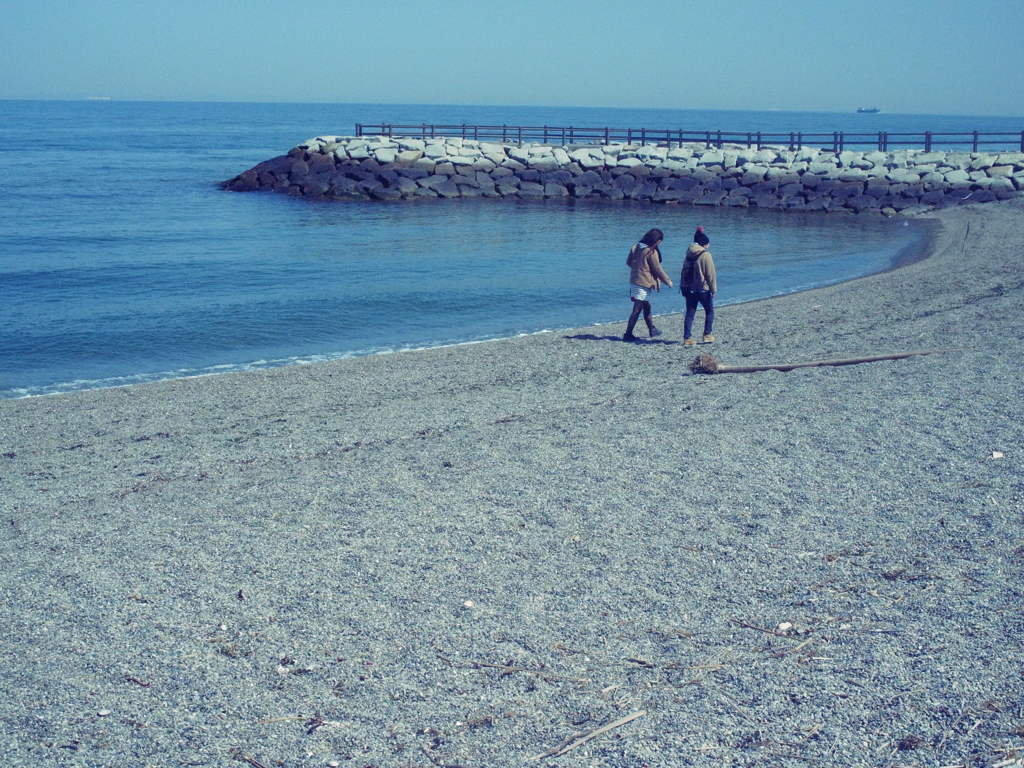 海岸を歩く二人