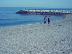 海岸を歩く二人