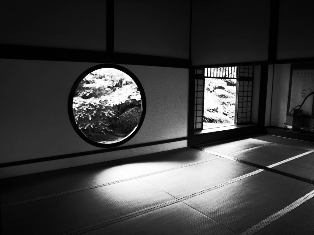 迷いの窓、悟りの窓　（monochrome)
