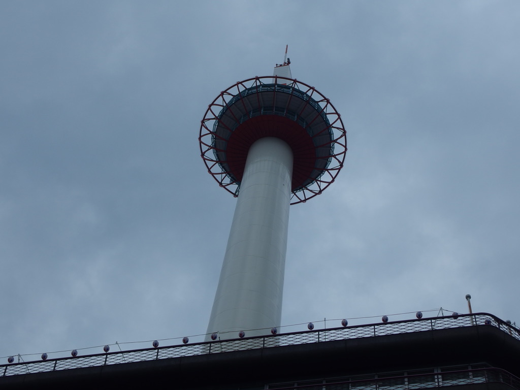 くもり空の京都タワー