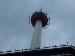 くもり空の京都タワー