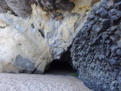 洞穴への入口。