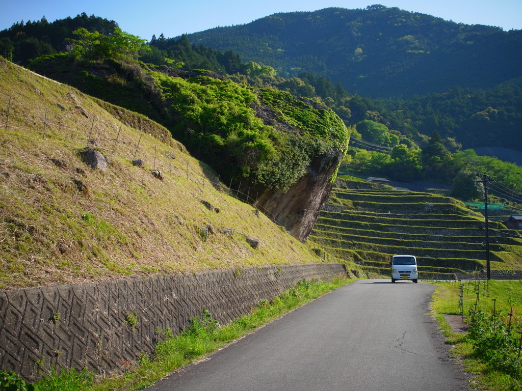 巨石と軽トラック　③