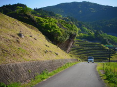 巨石と軽トラック　③