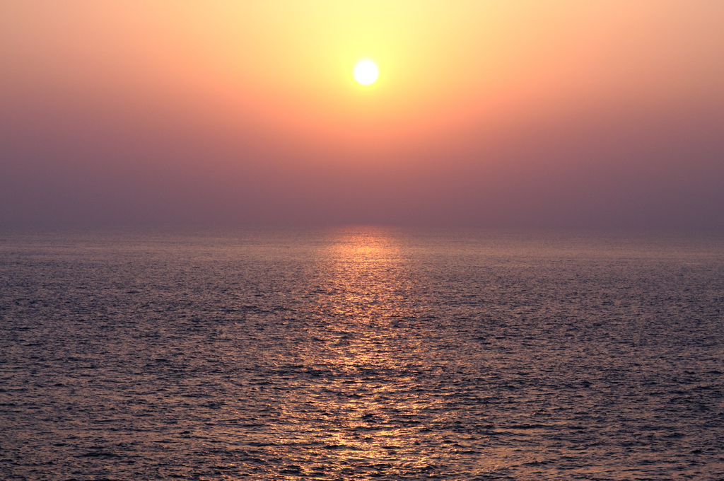 蒼い海に上がる太陽