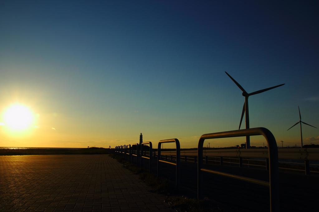 夕陽、灯台、風車、柵