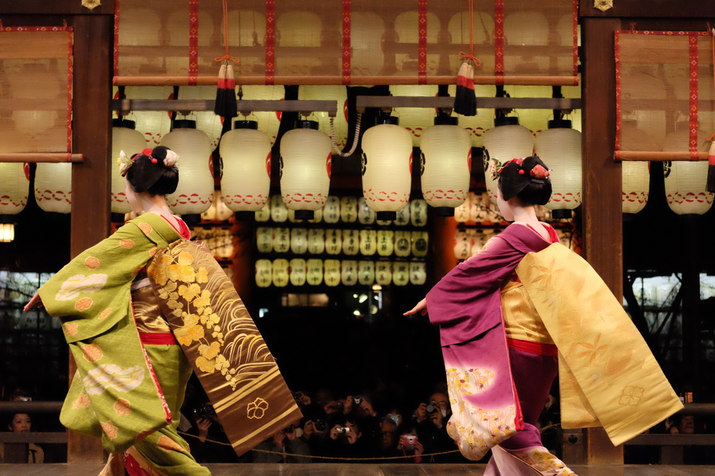 「くるりと」　芸舞妓さんの奉納舞踏　八坂神社　東山花灯路