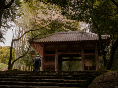 勝持寺 仁王門にて