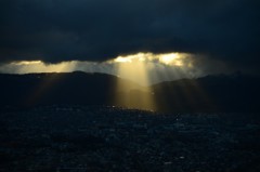 雲の隙間から