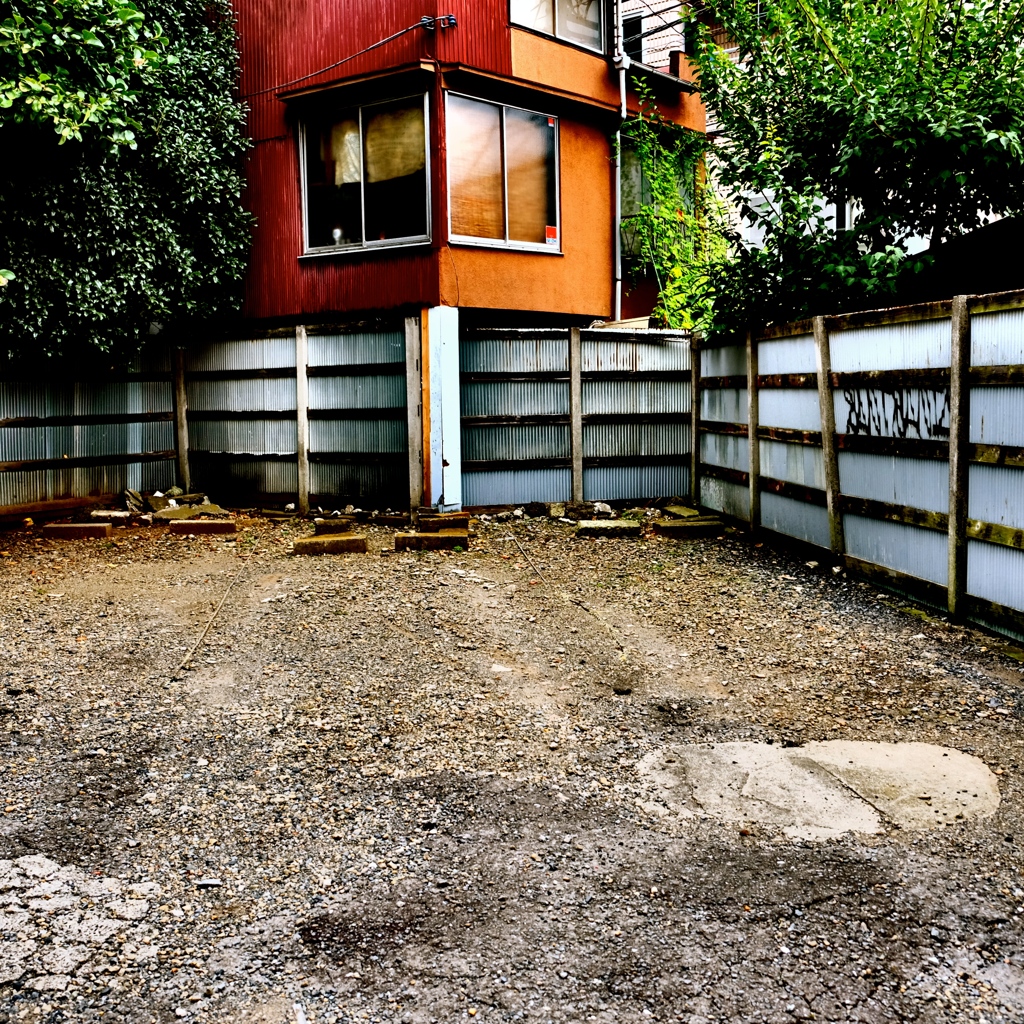 駐車場と建物