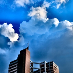 高層マンションと雲